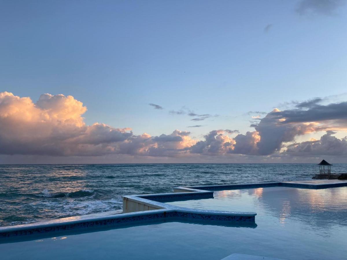 Whispering Seas Oceanfront Suite Ocho Rios Eksteriør billede